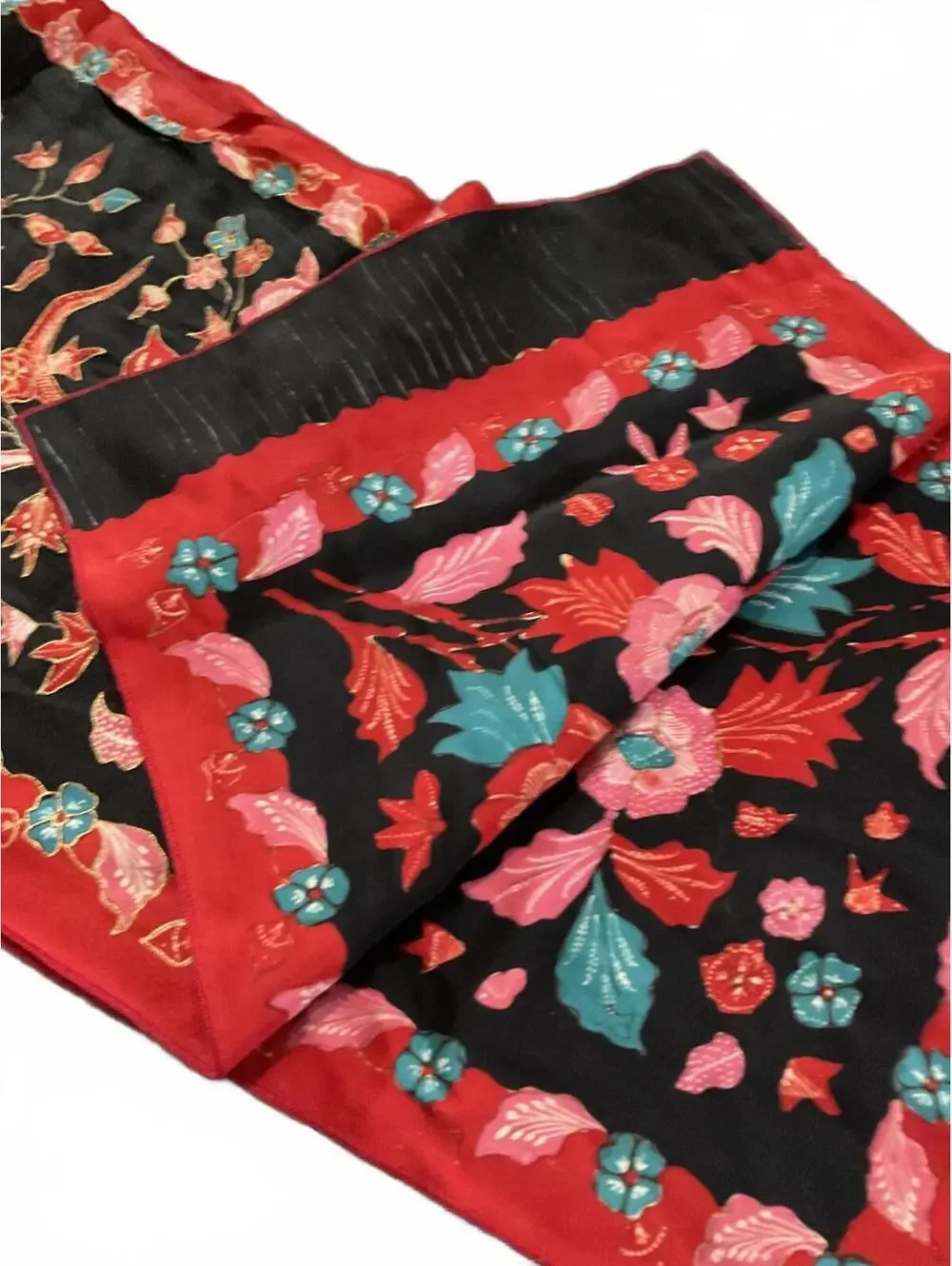 Beautiful Floral Patterned Silk Scarf with Vibrant Colors